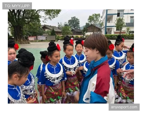 何卓佳训练完啃黄瓜的样子，真不像拿过国际赛冠军的人