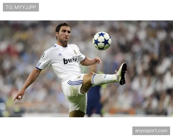 本泽马与伊瓜因皇马时期进攻效率差异及战术适配性解析