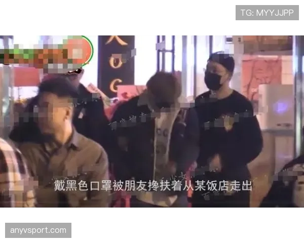 费钰婷在路边摊吃串儿，手上那只名牌包让我怀疑人生